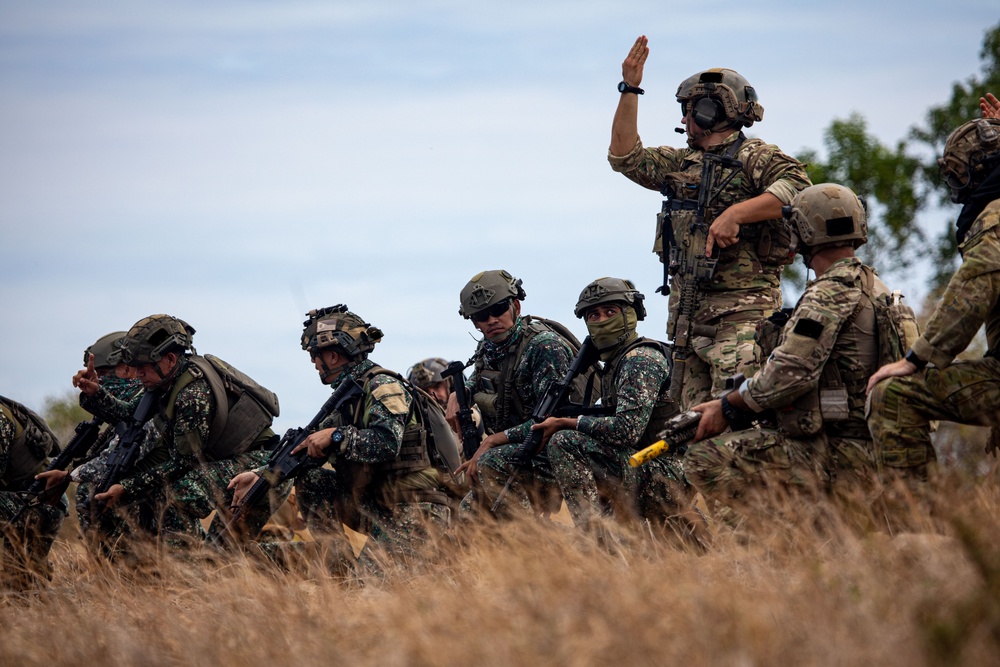 1st SFG (A) trains with Armed Forces of the Philippines