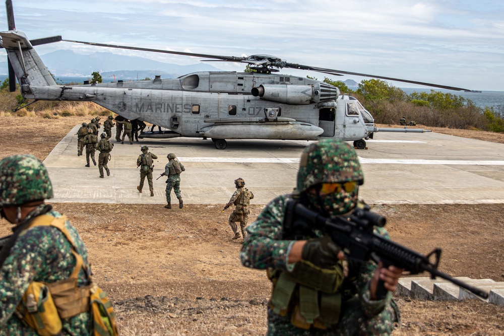 1st SFG (A) trains with Armed Forces of the Philippines