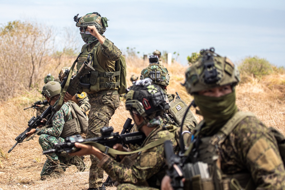 1st SFG (A) trains with Armed Forces of the Philippines