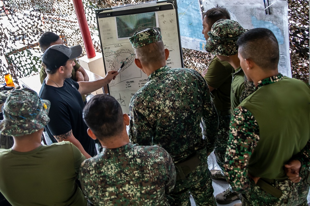 1st SFG (A) trains with Armed Forces of the Philippines