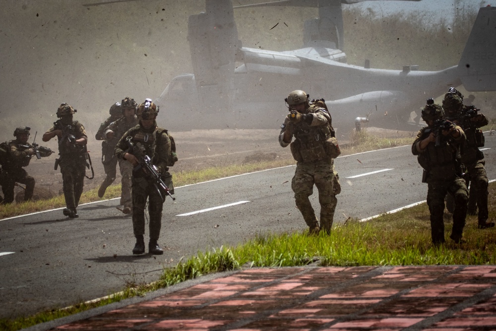 1st SFG (A) trains with Armed Forces of the Philippines