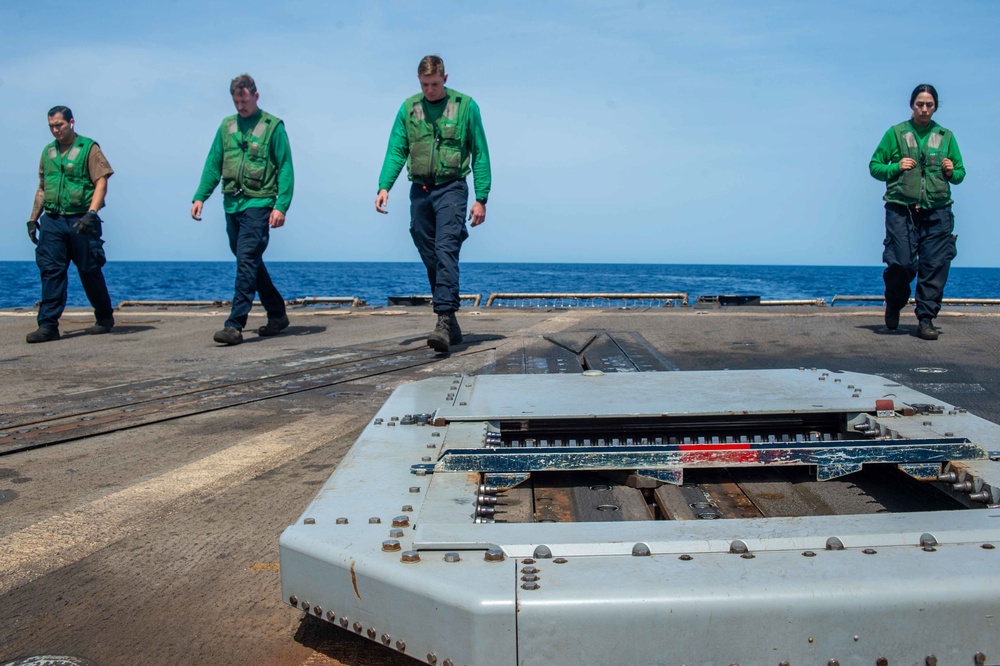 USS Jason Dunham (DDG 109) Conducts Flight Operations