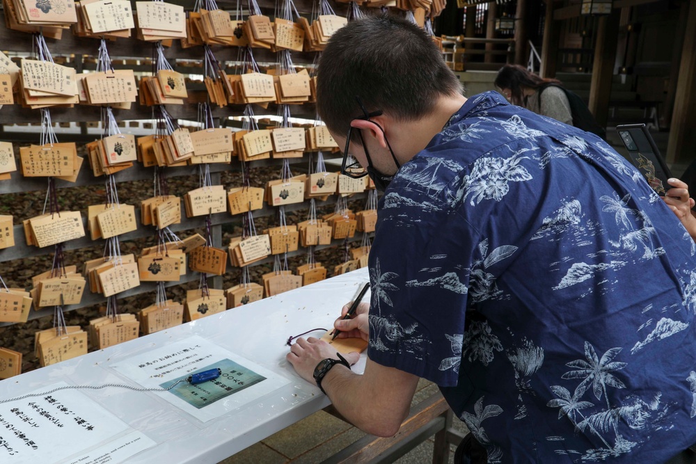 Abraham Lincoln Sailors participate in a MWR tour to Tokyo