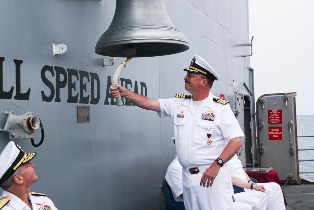 Mobile Bay holds change of command