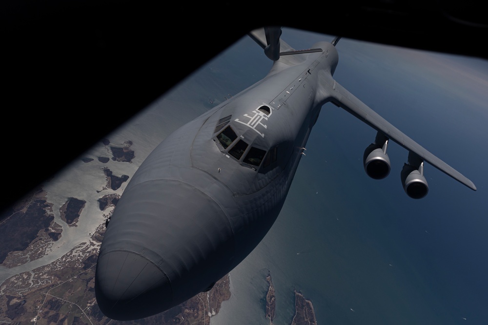 C-5M Super Galaxy refueling