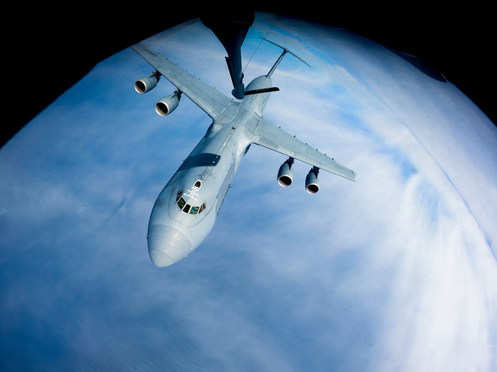 C-5M Super Galaxy refueling