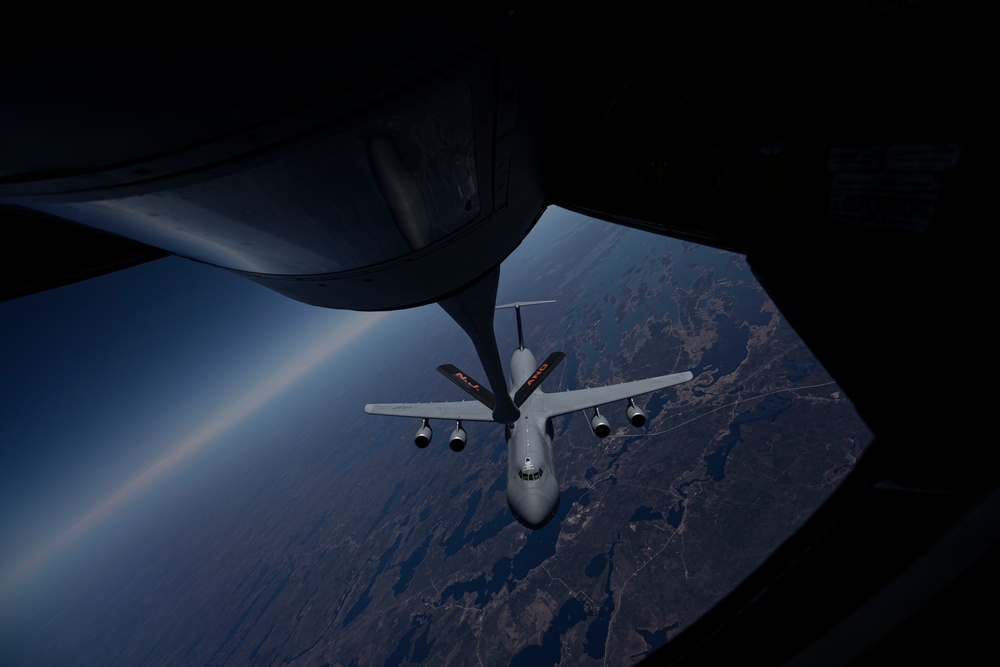 C-5M Super Galaxy refueling