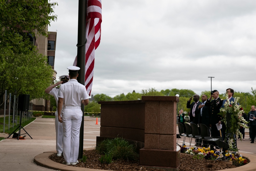 Minnesota Soldiers thank employer during Memorial Day weekend