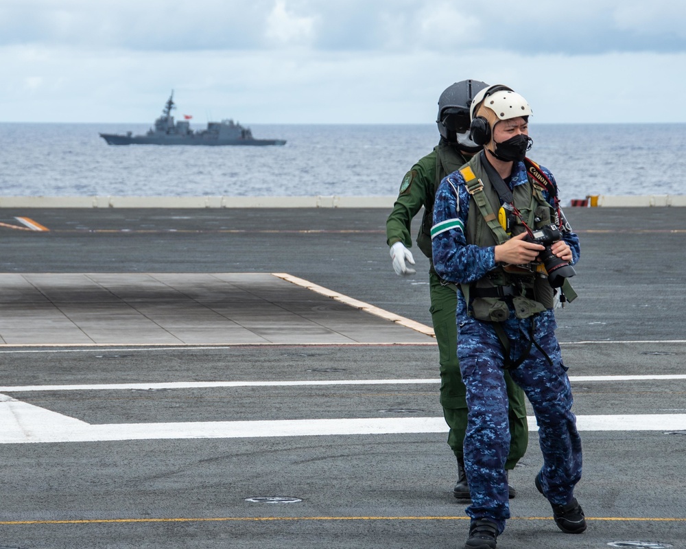 USS Ronald Reagan (CVN 76), JS Teruzuki (DD-116) Conducts Joint Helicopter Operations