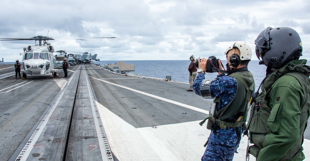 USS Ronald Reagan (CVN 76), JS Teruzuki (DD-116) Conducts Joint Helicopter Operations