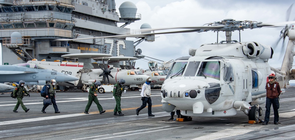 USS Ronald Reagan (CVN 76), JS Teruzuki (DD-116) Conducts Joint Helicopter Operations