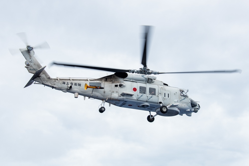 USS Ronald Reagan (CVN 76), JS Teruzuki (DD-116) Conducts Joint Helicopter Operations