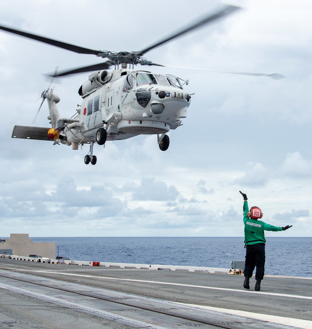 USS Ronald Reagan (CVN 76), JS Teruzuki (DD-116) Conducts Joint Helicopter Operations