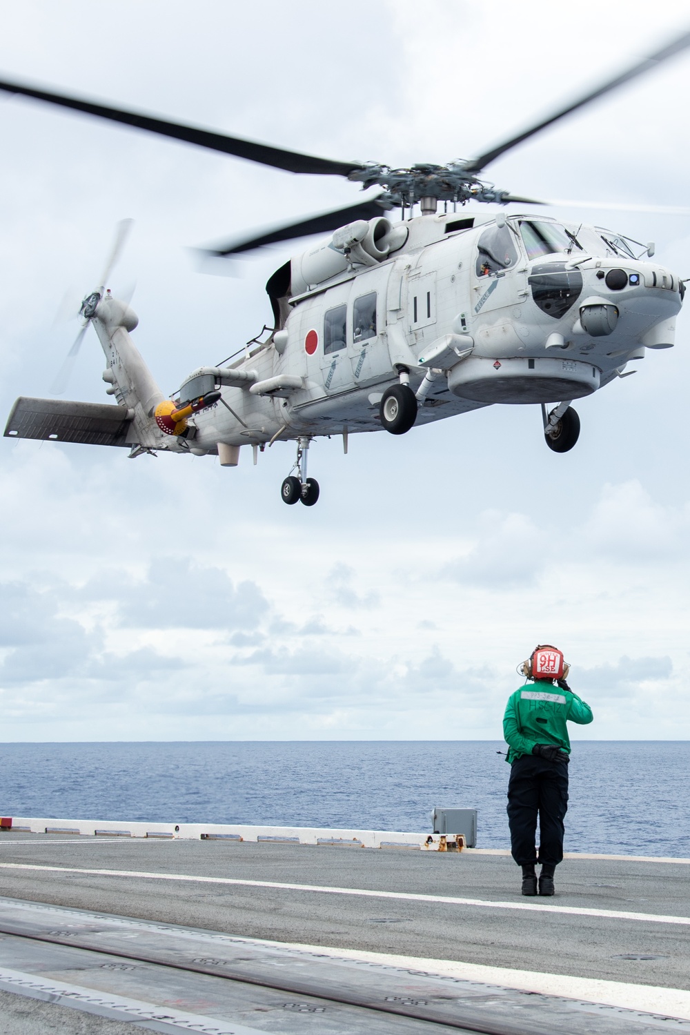 USS Ronald Reagan (CVN 76), JS Teruzuki (DD-116) Conducts Joint Helicopter Operations