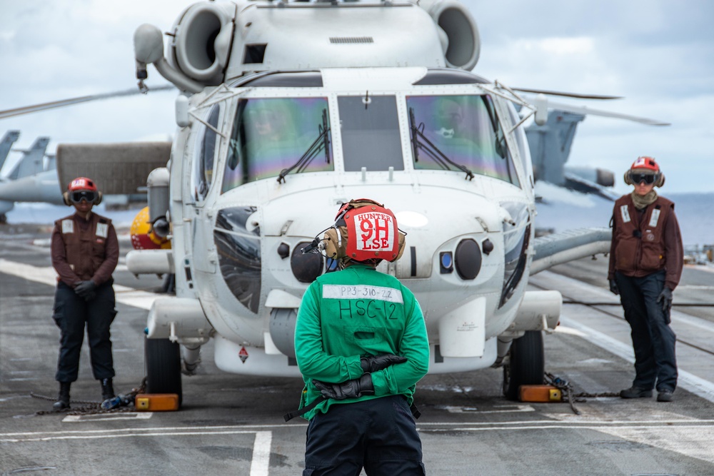 USS Ronald Reagan (CVN 76), JS Teruzuki (DD-116) Conducts Joint Helicopter Operations