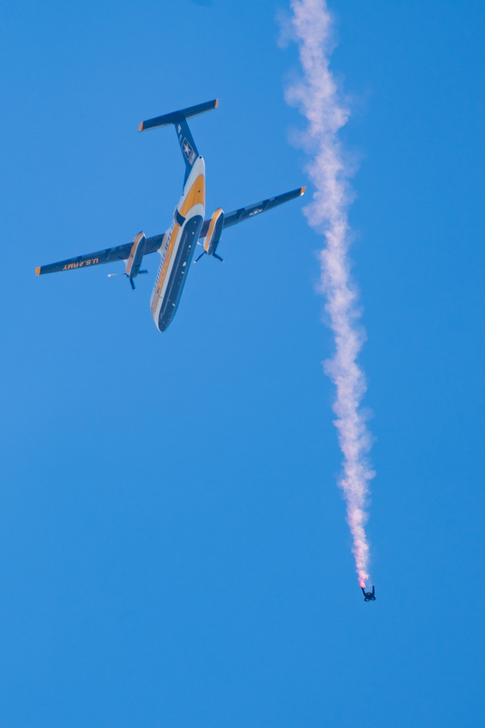 DVIDS Images The U.S. Army Parachute Team jumps in Miami for