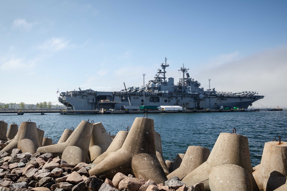 Kearsarge Conducts Operations in the Atlantic Ocean