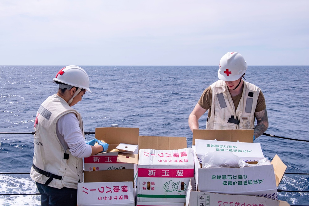 Spruance Conducts RAS with USNS Amelia Earhart