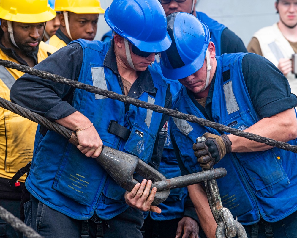 Spruance Conducts RAS with USNS Amelia Earhart