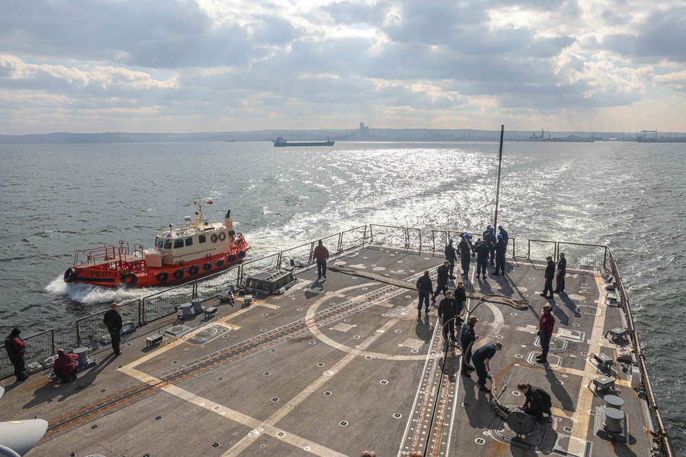 USS Gravely (DDG 107) Departs From Gdynia, Poland, May 6, 2022