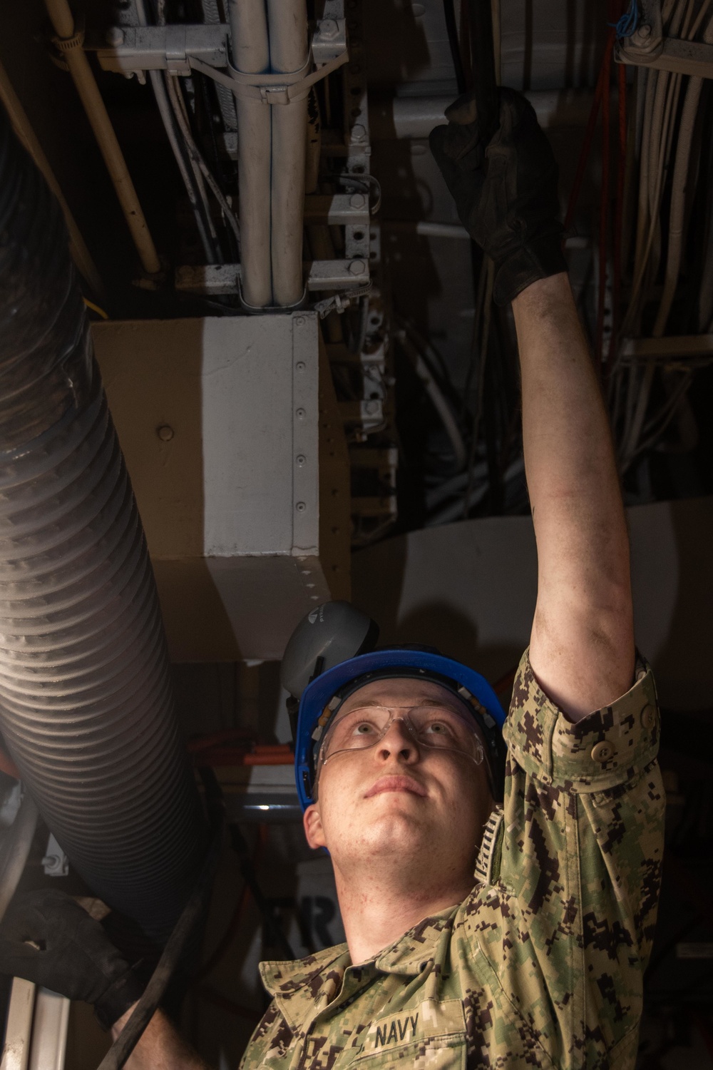 Sailor pulls dead end cable