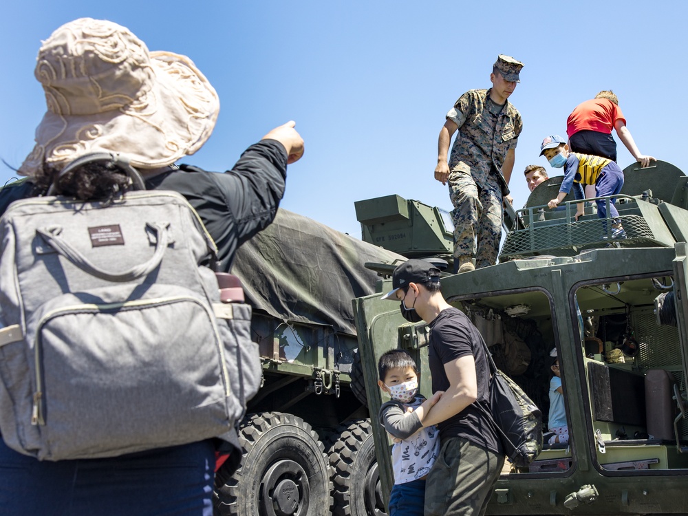 15th MEU Marines display equipment at LA Fleet Week