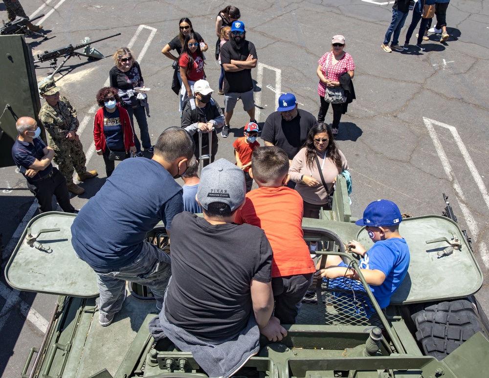 15th MEU Marines display equipment at LA Fleet Week