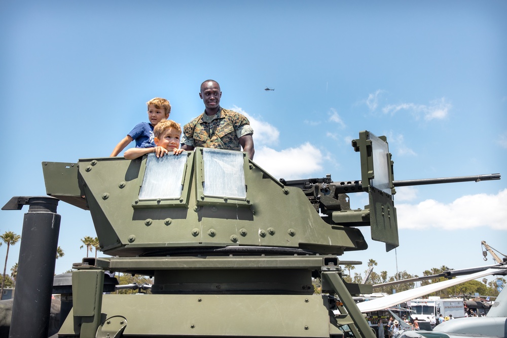 15th MEU Marines display equipment at LA Fleet Week
