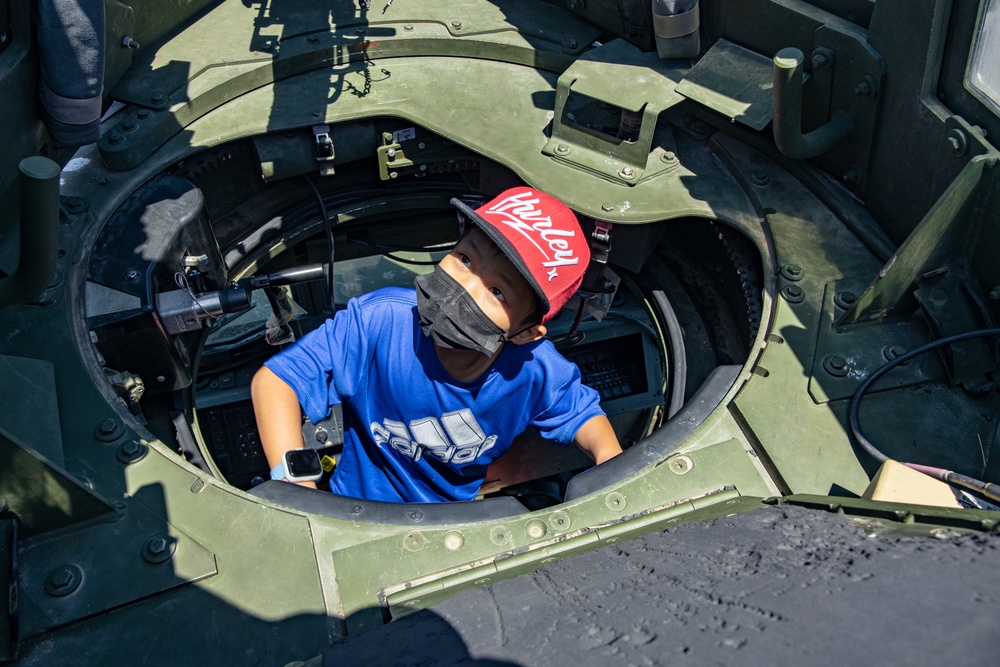 15th MEU Marines display equipment at LA Fleet Week