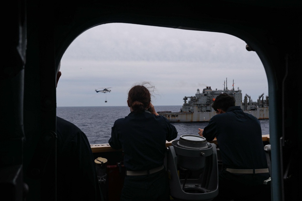 Mobile Bay conducts RAS with USNS Amelia Earhart