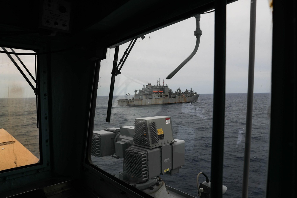 Mobile Bay conducts RAS with USNS Amelia Earhart
