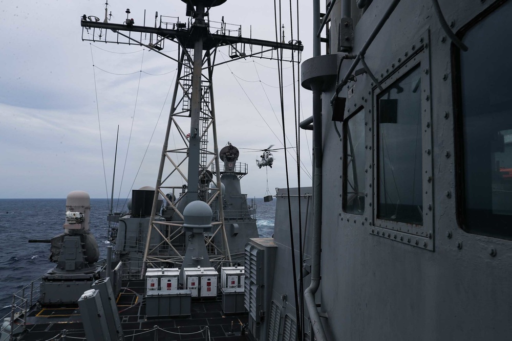 Mobile Bay conducts RAS with USNS Amelia Earhart