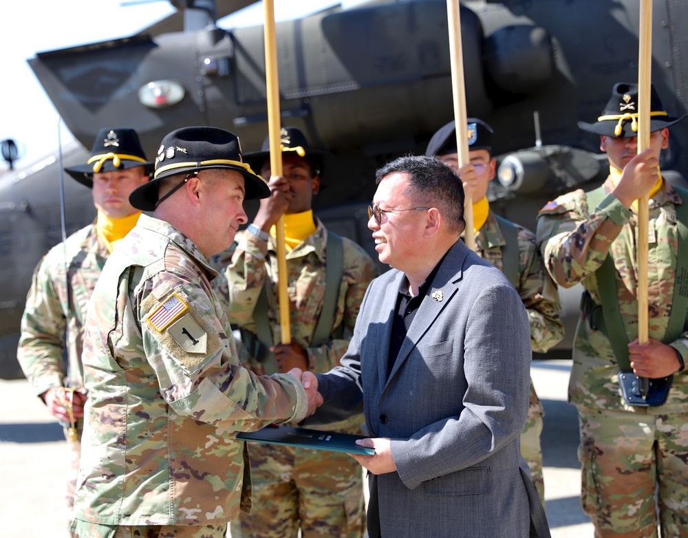 4-6 Air Cavalry Squadron cases its colors