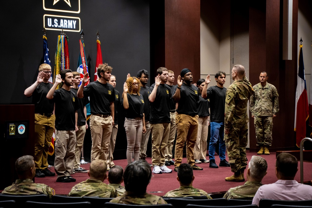 AMCOM celebrates 247th Army Birthday by swearing in new Soldiers