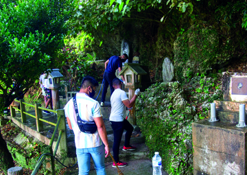 Respect the Predecessors: Marines clean memorials in Hamahiga Island　先人に敬意を払って ー 海兵隊員が浜比嘉島の記念碑を清掃