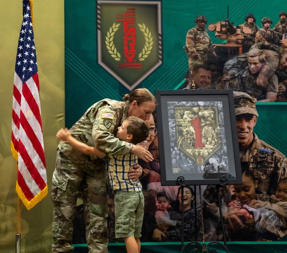 1ID Hosts Big Red One Year of Family Award Ceremony