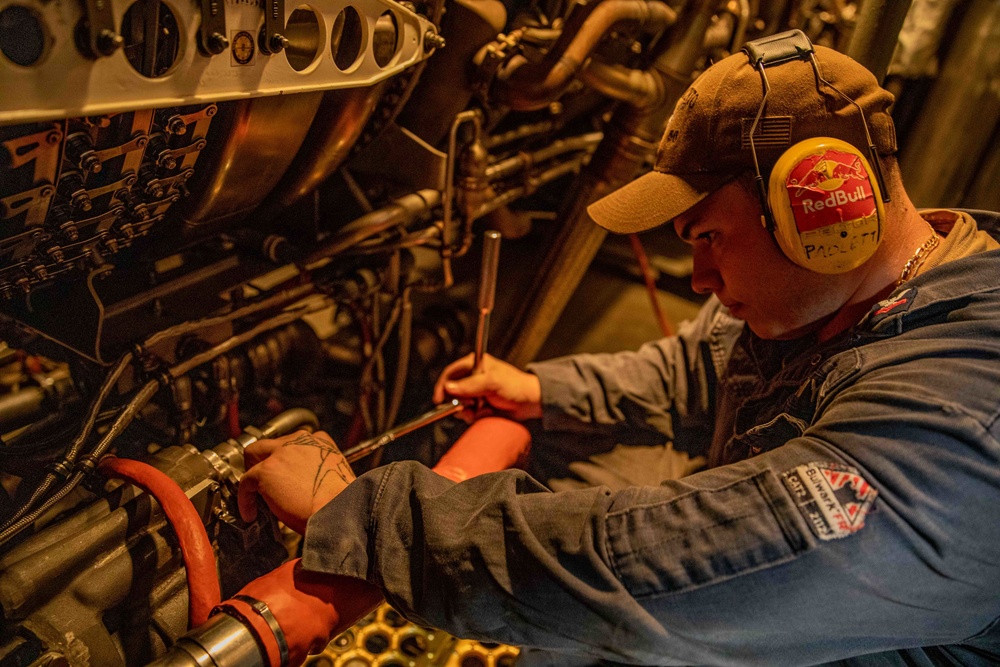 USS San Jacinto engineers conduct maintenance