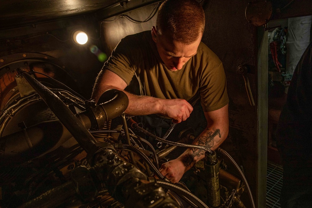 USS San Jacinto engineers conduct maintenance