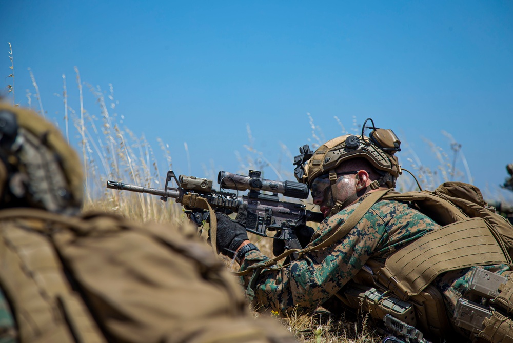 1st Marines compete in regimental squad competition