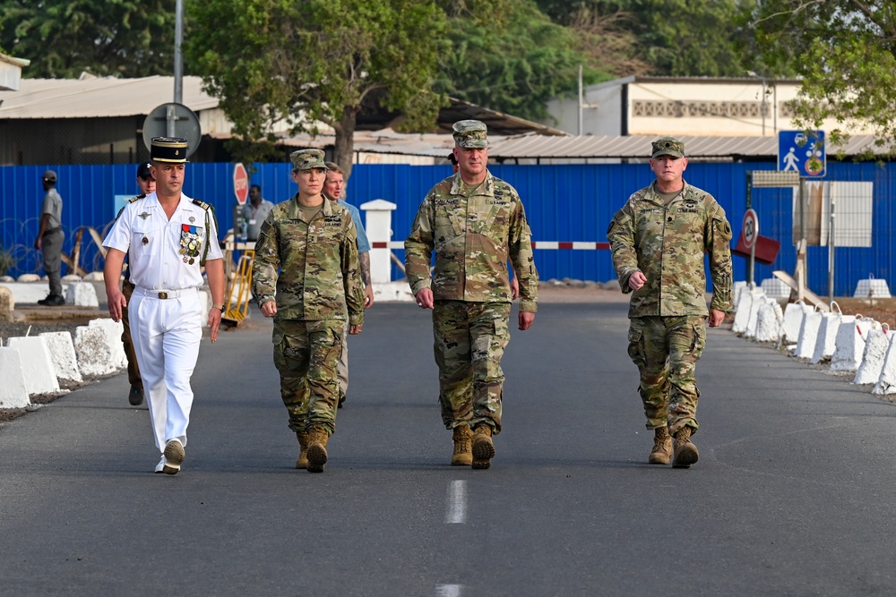 French, U.S. service members earn prestigious desert commando badge