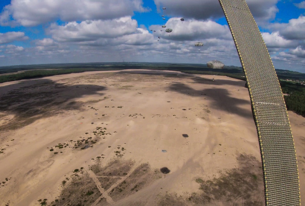 82nd Airborne Division conduct Joint Airborne operation in Poland