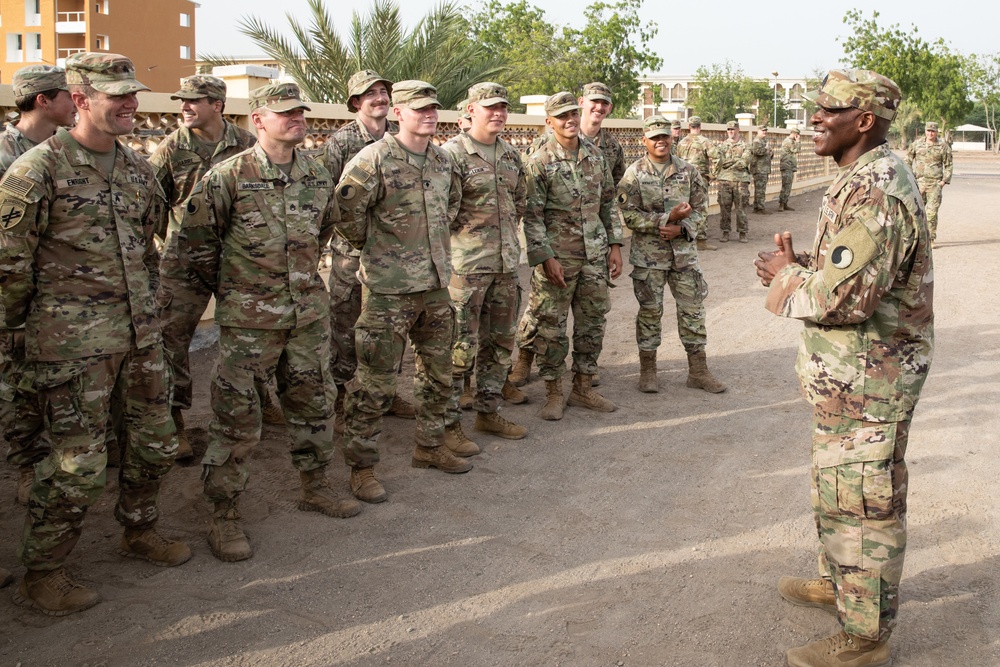 French, U.S. service members earn prestigious desert commando badge