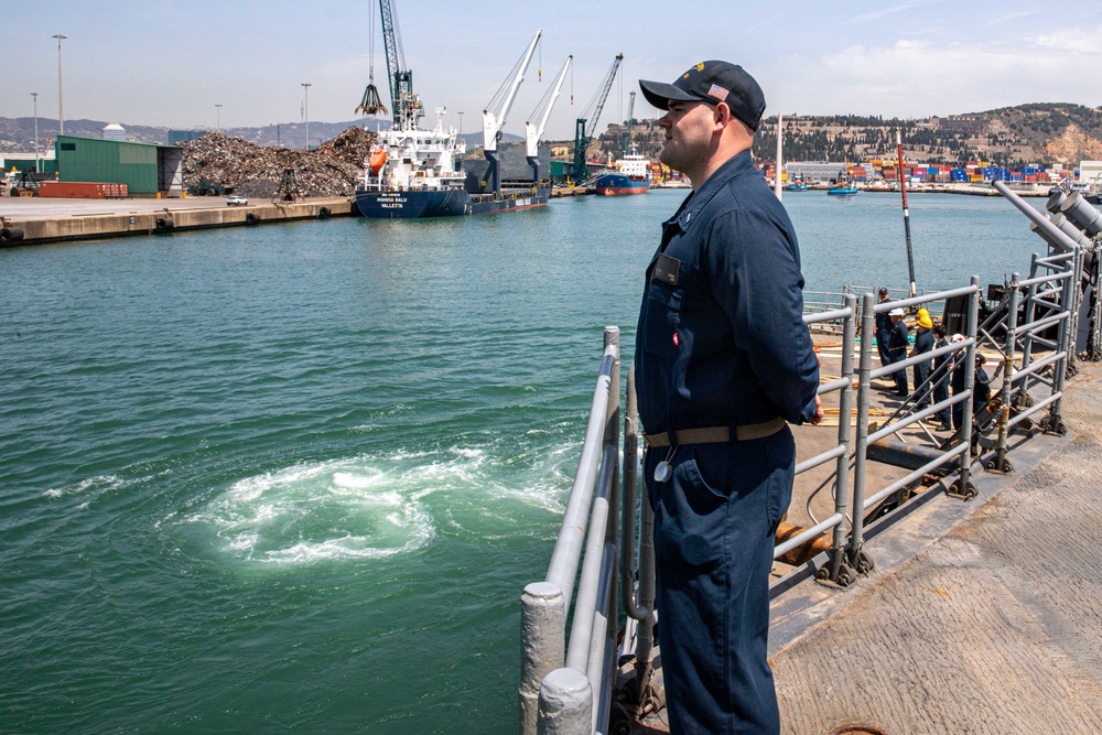 USS San Jacinto pulls into Barcellona Spain