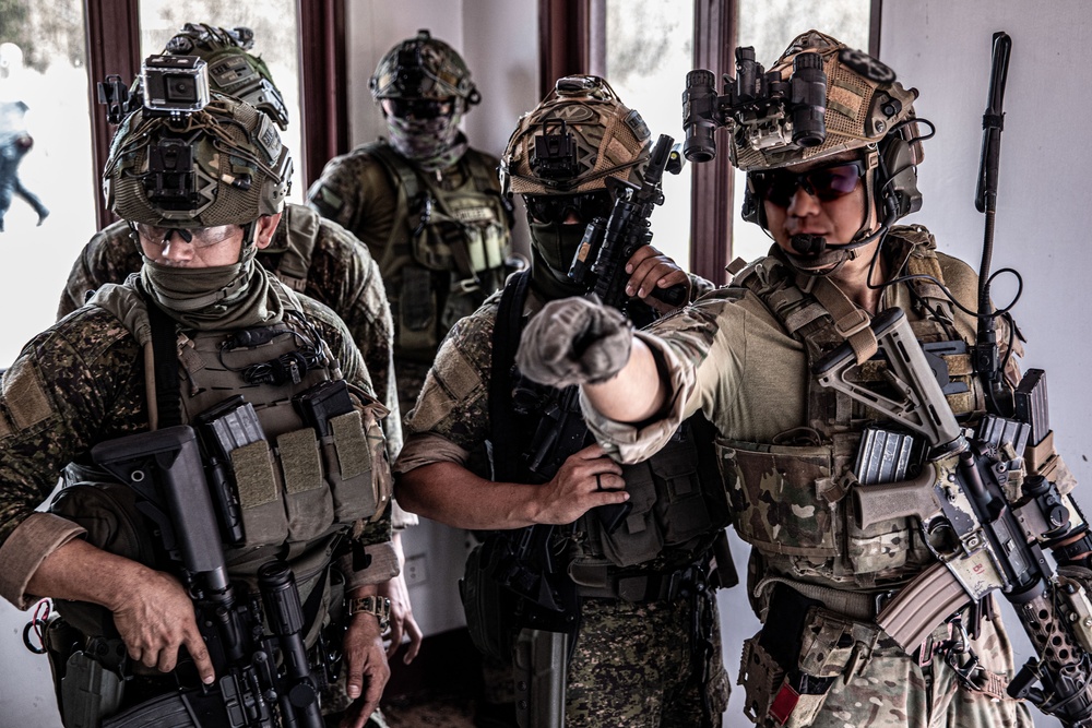 1st SFG (A) trains with Armed Forces of the Philippines