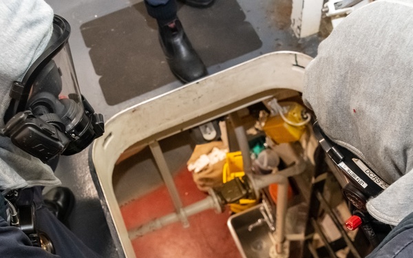 USS Portland (LPD 27) Trains to Perform Vertical Hatch Rescue