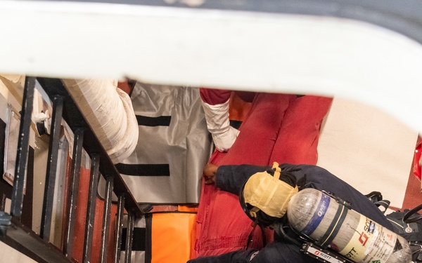 USS Portland (LPD 27) Trains to Perform Vertical Hatch Rescue