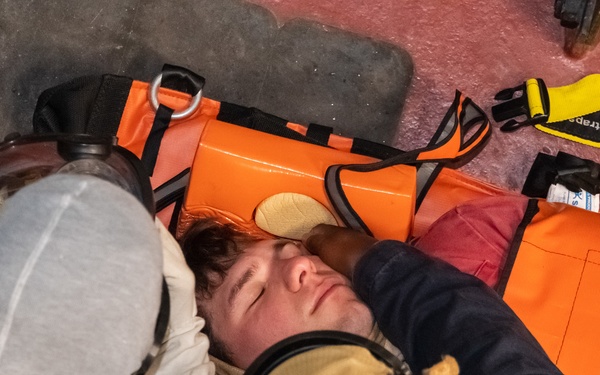 USS Portland (LPD 27) Trains to Perform Vertical Hatch Rescue