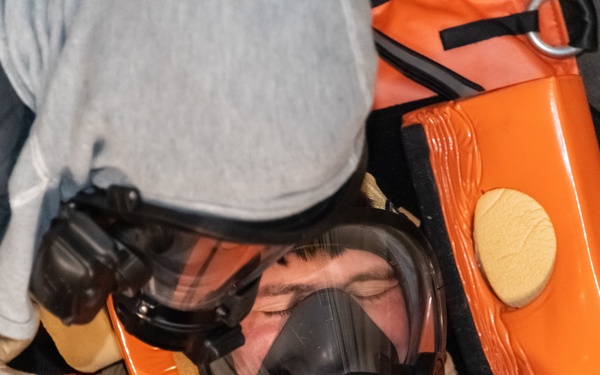 USS Portland (LPD 27) Trains to Perform Vertical Hatch Rescue