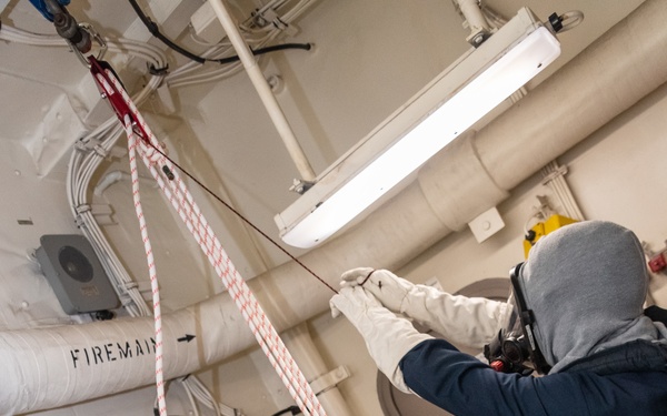 USS Portland (LPD 27) Trains to Perform Vertical Hatch Rescue