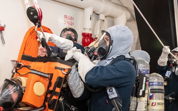 USS Portland (LPD 27) Trains to Perform Vertical Hatch Rescue
